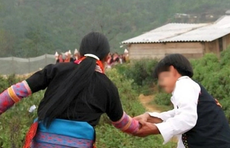 Hai nữ sinh lớp 8 bị “bắt" về làm vợ trong đêm