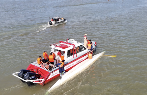 Lật thuyền đua, 12 vận động viên rơi xuống sông Đồng Nai