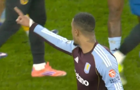 Trận thua sốc khiến thủ quân Aston Villa “đối đầu” CĐV nhà