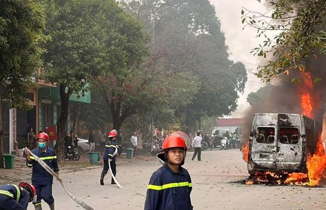 Xe ô tô 16 chỗ đang lưu thông trên phố đông người bất ngờ bốc cháy ngùn ngụt