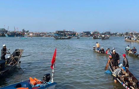 Giải đua ghe bị hủy vì chìm thuyền khiến 2 mẹ con tử vong