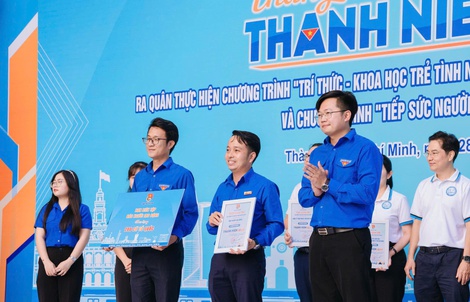 TPHCM khởi động Tháng Thanh niên, Báo Người Lao Động đồng hành trao cờ Tổ quốc
