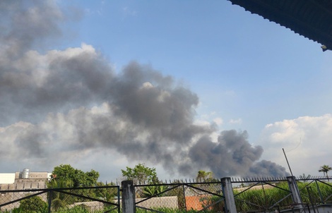 Cháy lớn kho chứa nệm ở TPHCM