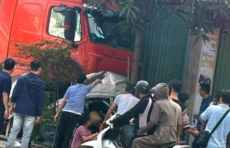 Xe đầu kéo va chạm ô tô con rồi lao lên vỉa hè tông chết người ngồi bên đường