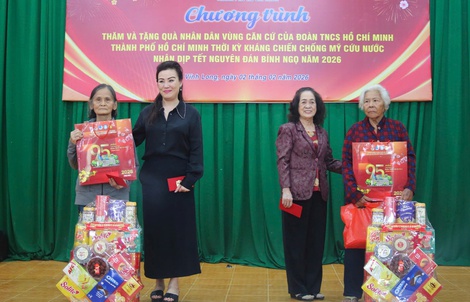 VWS tặng quà Tết cho gia đình chính sách ở Vĩnh Long