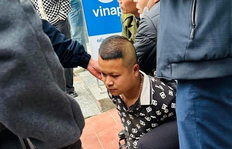 VIDEO: Khống chế nghi phạm xông vào cướp ngân hàng