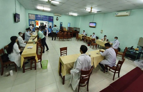 Bác sĩ đến bên người yếu thế