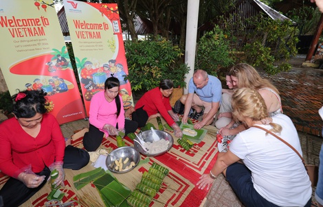 Du khách nước ngoài hào hứng với Tết Việt
