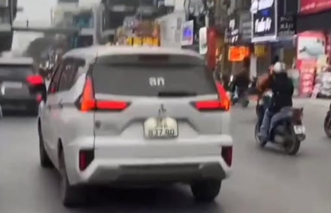 Xác minh ô tô có bảng đèn LED hiện dòng chữ xúc phạm công an