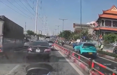 Ô tô taxi ngang nhiên chiếm làn xe máy ở TPHCM