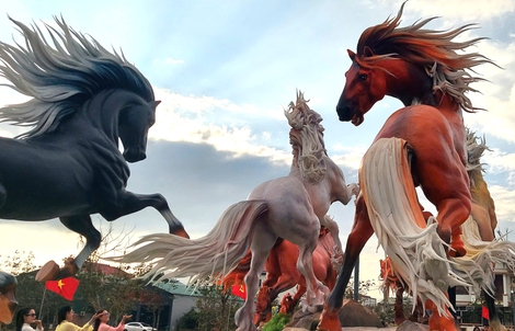 Ngắm loạt linh vật ngựa ở Quảng Trị do nghệ nhân Đinh Văn Tâm chế tác