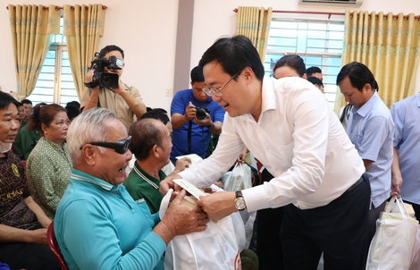 Phó Bí thư Thường trực Thành ủy TPHCM Lê Quốc Phong thăm, tặng quà tại Đồng Tháp