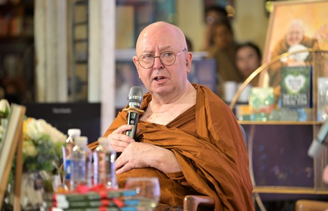 Hàng trăm người chen kín đường sách giao lưu cùng thiền sư Ajahn Brahm