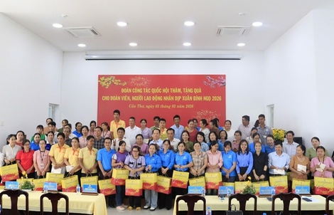 Công nhân tại Cần Thơ nhận quà Tết, thêm động lực bước vào năm mới