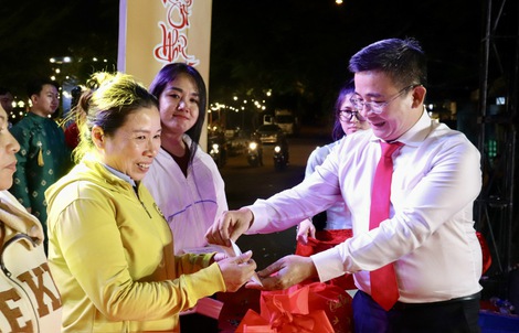 Xã Bình Hưng, TP HCM: Hơn 5.000 phần quà chăm lo người dân dịp Tết