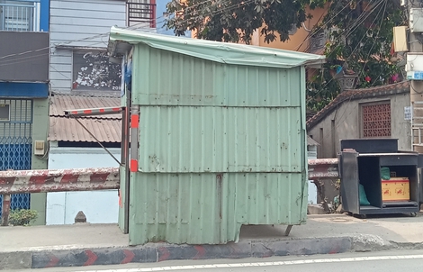 Lô cốt lấn lối đi bộ trên cầu