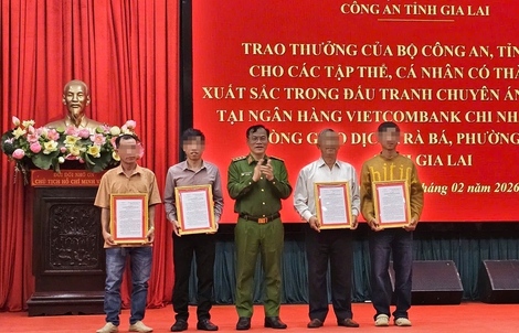 Vụ cướp ngân hàng tại Gia Lai: Khen thưởng 5 người dân giúp sức bắt cướp