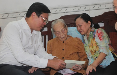 Phó Bí thư Thường trực Thành ủy TPHCM thăm Mẹ Việt Nam Anh hùng và trẻ em khó khăn