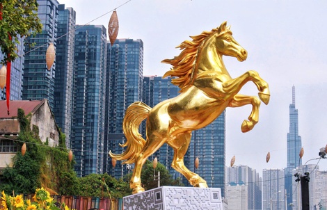 Trung tâm TP HCM rộn ràng sắc xuân với hàng loạt linh vật ngựa