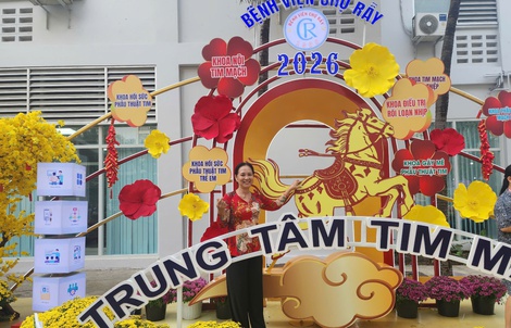 Đi khám bệnh, bất ngờ được đón Tết giữa đường hoa ở Bệnh viện Chợ Rẫy