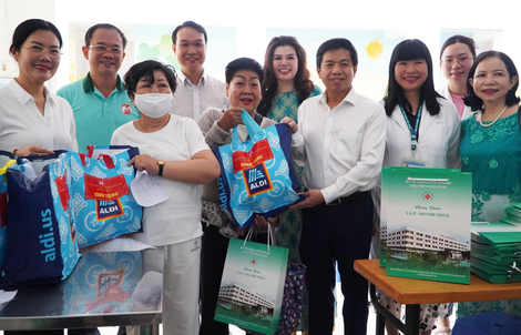 Người dân xúc động khi được khám bệnh, phát thuốc miễn phí