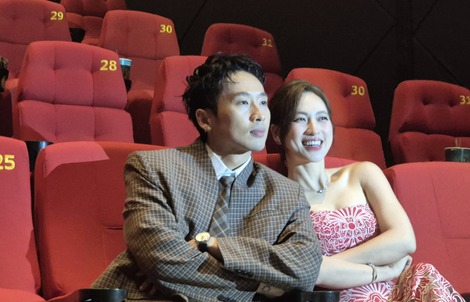 Tuấn Trần ngồi xe lăn, tình tứ với Phương Anh Đào