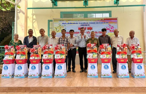 Phường Bình Tây gửi 200 phần quà đến người dân