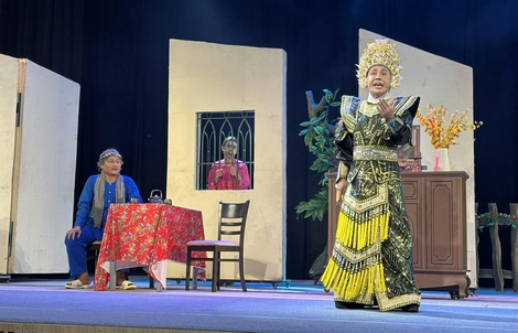 NSƯT Vũ Luân tặng tấm màn nhung mới cho Nhà hát Kịch TP HCM đón xuân