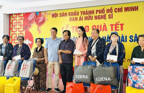NSND Trịnh Kim Chi mang Tết đến sớm cho nghệ sĩ, công nhân sân khấu