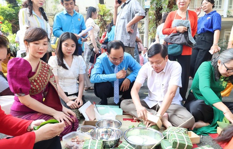 Bí thư phường ở TPHCM gói bánh chưng cùng người dân