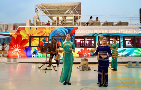 VIDEO: Du khách thích thú xem cồng chiêng Tây Nguyên trên buýt sông 2 tầng ở TPHCM