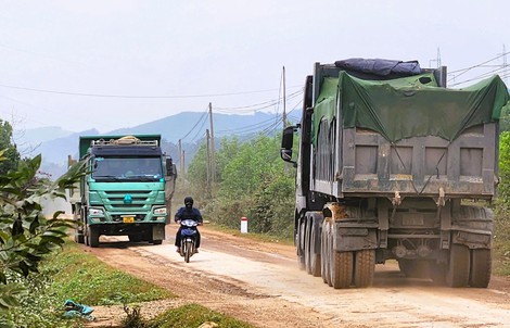Công an Thanh Hóa phản hồi thông tin tỉnh lộ oằn mình "cõng" xe tải trọng lớn