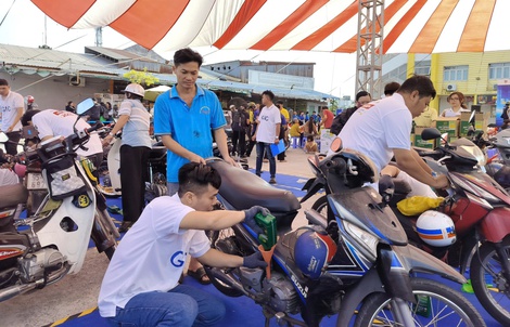 2.000 xe máy được thay nhớt, kiểm tra xe miễn phí