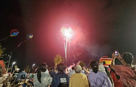 Mãn nhãn với màn bắn pháo hoa tại đô thị lấn biển Cần Giờ