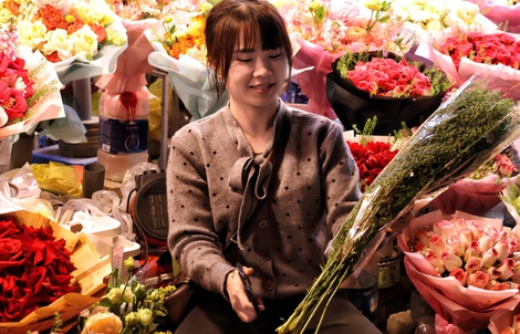 VIDEO: Khám phá chợ hoa lớn nhất Thủ đô Hà Nội dịp giáp Tết