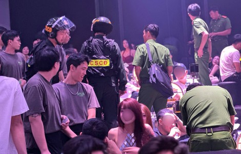 Cảnh sát cơ động TPHCM bất ngờ kiểm tra quán bar có 500 khách đang nhảy nhót