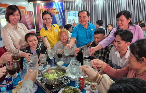 Ấm áp bữa cơm đoàn viên cuối năm