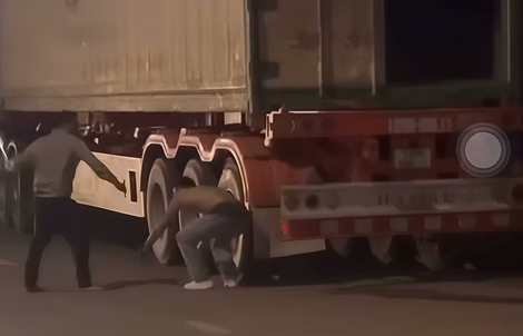 Người đàn ông bị đánh gục ở khu vực Cửa khẩu quốc tế Cha Lo