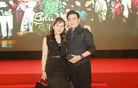 "Ông trùm phản diện" Hoàng Phúc đưa vợ trẻ "đi trốn"