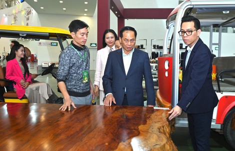 Ngắm phản gỗ quý Cẩm Lai ngàn năm tuổi nặng 6 tấn, giá trị hàng tỉ đồng