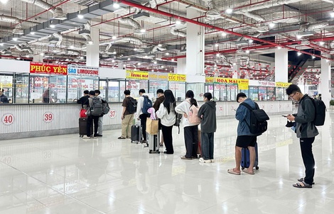 Cận Tết, hành khách đổ về các bến xe TPHCM