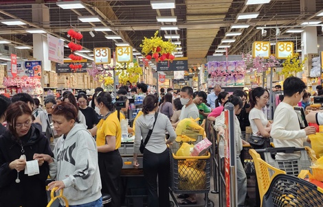 Cận Tết, các siêu thị lớn tại TPHCM đông nghịt khách ngày cuối tuần