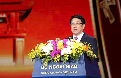 Chủ tịch nước chúc Tết kiều bào, đánh trống khai hội mừng Xuân