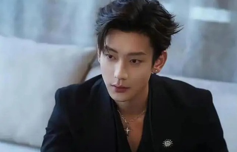 "Tổng tài" điển trai bị tố ngoại tình, bạo lực gia đình