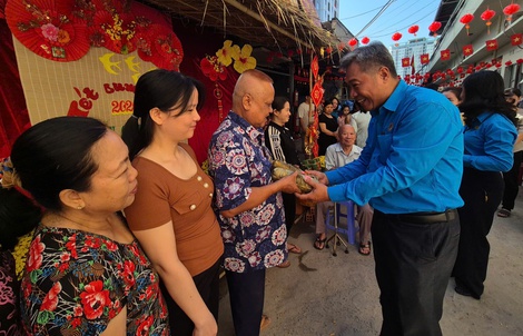 Mang Tết ấm đến lao động khó khăn