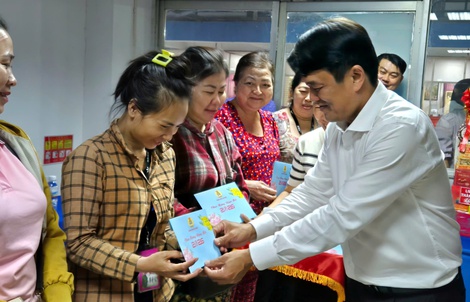 Lãnh đạo TPHCM thăm doanh nghiệp và chăm lo cho người lao động khó khăn