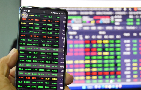 Nhiều nhà đầu tư phân vân có nên bán hết chứng khoán để nghỉ Tết?