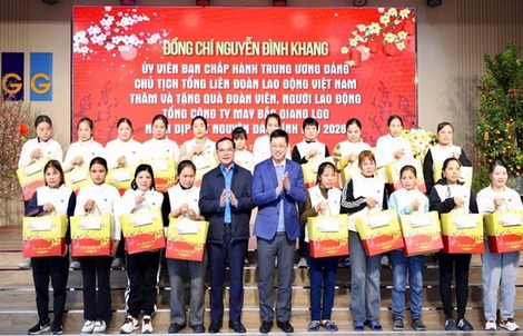 Chủ tịch Tổng LĐLĐ Việt Nam trao gần 400 xuất quà tới công nhân khó khăn tỉnh Bắc Ninh