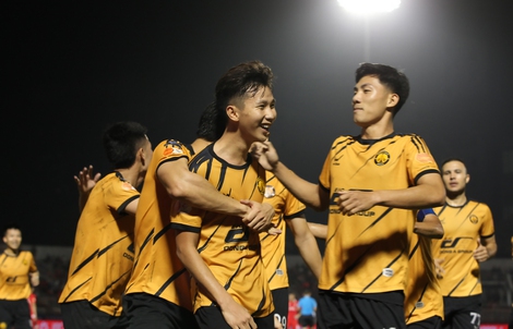 V-League 2025-2026: Đá bóng bằng đam mê liệu có trụ hạng? 