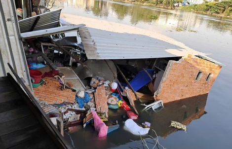 Sập nhà ở TPHCM, 2 người bị thương